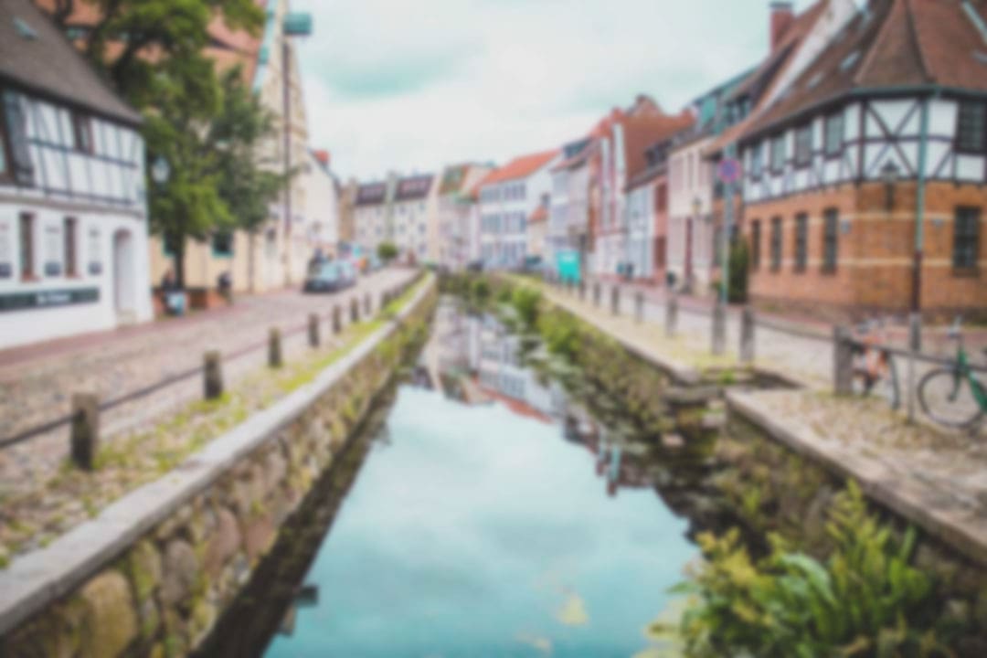 Flusslauf durch eine Stadt