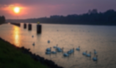 Sonnenuntergang über einem Kanal